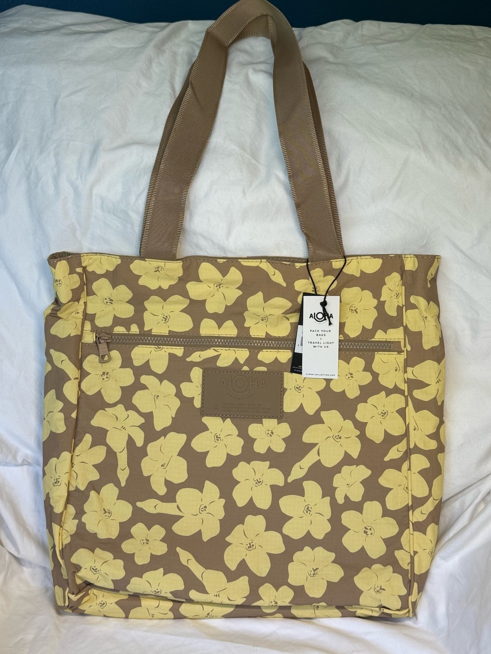 NWT ALOHA Collection Keep it Light Nylon Daily Tote Puakenikeni Buds Affogato